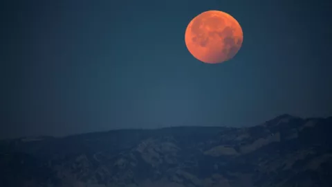 Un eclipse lunar se produce cuando la Tierra se interpone entre el Sol y la Luna