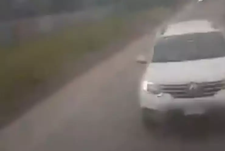 Hombre balea autobús escolar