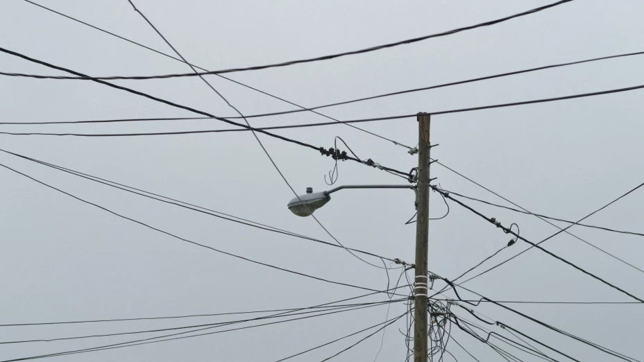 Adolescente muere electrocutado al caer de un poste de luz.png