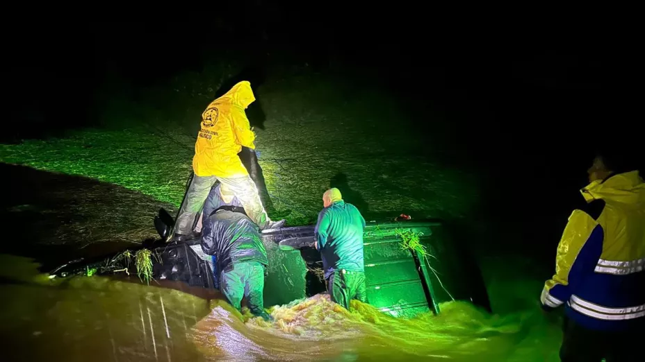 Familia a bordo de camioneta fue arrastrada por una corriente en Tepatitlán; reportan 2 muertos y 1 desaparecido