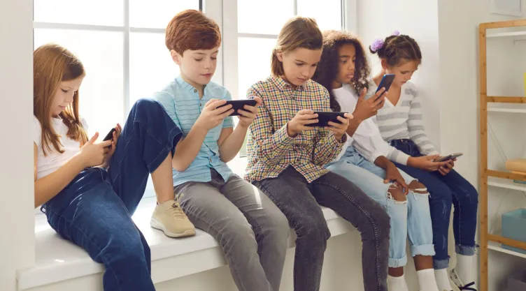 ¿Por qué se debe controlar el acceso de menores a redes sociales?