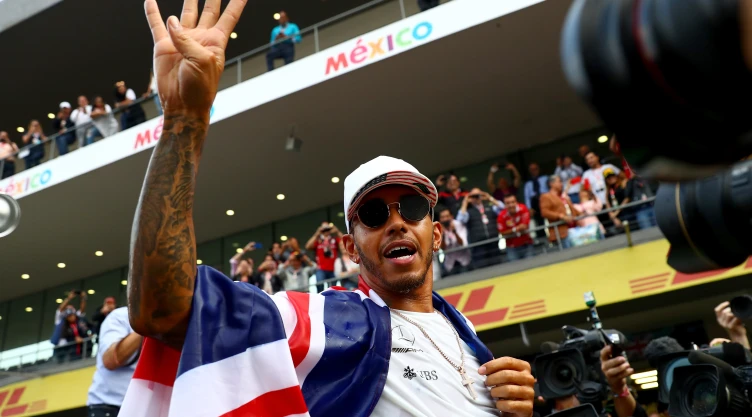 Lewis Hamilton celebra su título de Fórmula 1 en México en 2017.