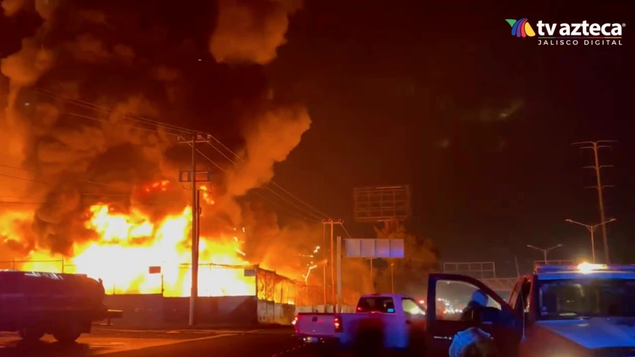 Voraz incendio en Nueva Central Camionera de Tlaquepaque