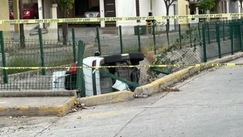 Vehículo cae a canal pluvial en el sector Los Ángeles, en Culiacán.jpg