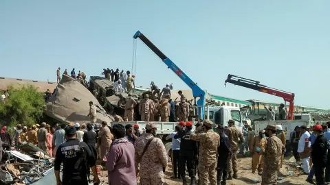 65 muertos por choque de trenes en Pakistán.