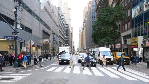 Personas cruzando una calle en Nueva York