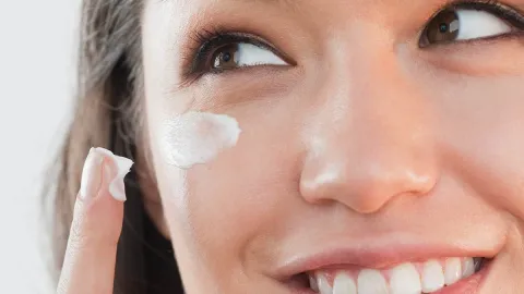 El protector solar debe ser humectante o tipo serum para preservar el brillo natural de la piel