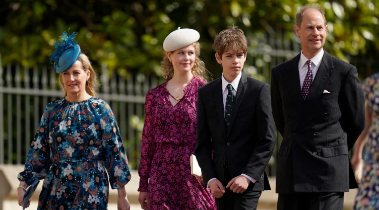 James Mountbatten junto con sus padres, los duques de Edinburgo y su hermana