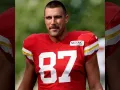 Travis bigote.jpg