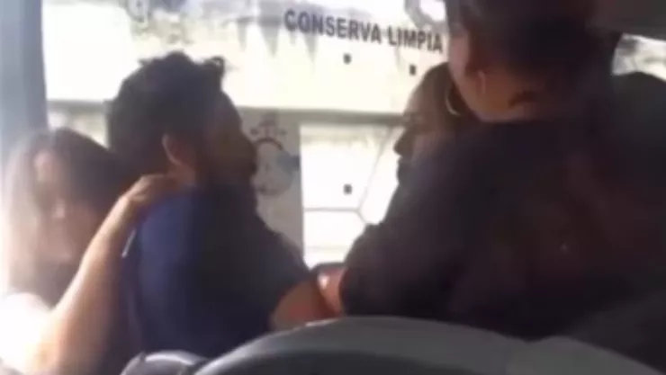 VIDEO: Mujer enfrenta a su esposo con amante en el transporte público; ´abandonaste a tu hijo y me dejaste embarazada por esta´