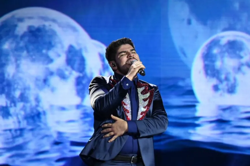 Después de la emotiva interpretación de Julio Ávila, Cristian Salguero subió al escenario para cantar “Sueña” de Grupo Intocable. La actuación de Cristian sorprendió a todos, especialmente a Lola Cortés, quien inicialmente dudaba del poder del académico en el escenario.
Espinoza Paz destacó la seguridad de Cristian en el escenario, comentando que su habilidad le permitiría cantar cualquier tipo de género musical con éxito.