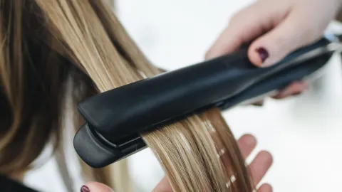 Esto debes hacer para proteger tu cabello del calor de la plancha