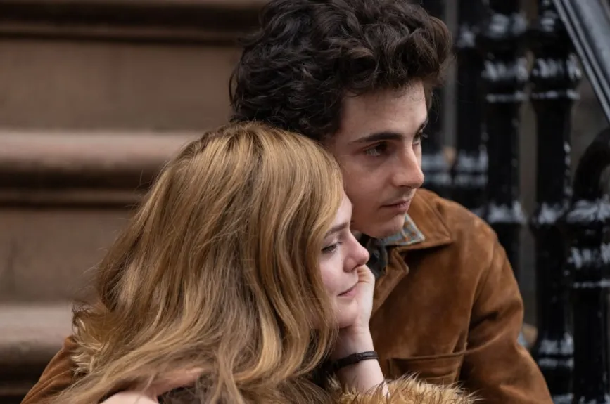 Para interpretar a Bob Dylan, Timothée Chalamet se entrenó con profesores de armónica y guitarra, tomó clases de teoría musical y estudió al detalle los gestos y la intrincada manera de hablar del músico.
Crédito: Searchlight Pictures