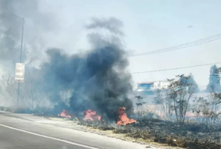 VIDEO: Captan fuerte incendio en el Periférico Ecológico Puebla hoy; afecta visibilidad y movilidad