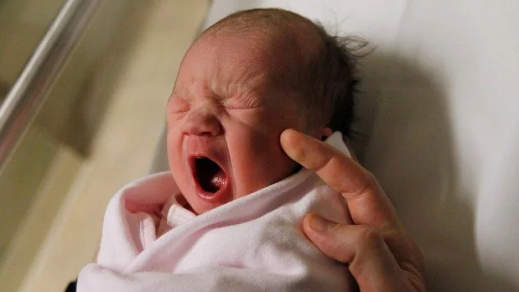 Recién nacido bostezando