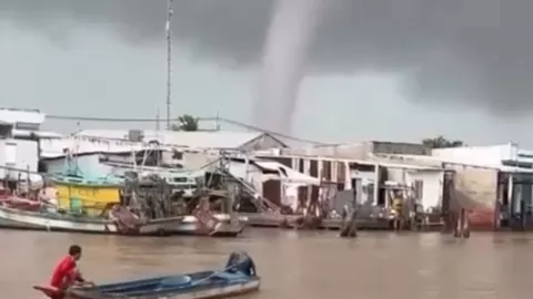 Tromba marina sorprende en costas de Vietnam