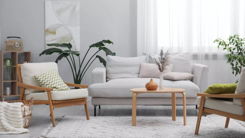 El lino no solo encaja con las sillas este 2026, también se extiende a los sillones.