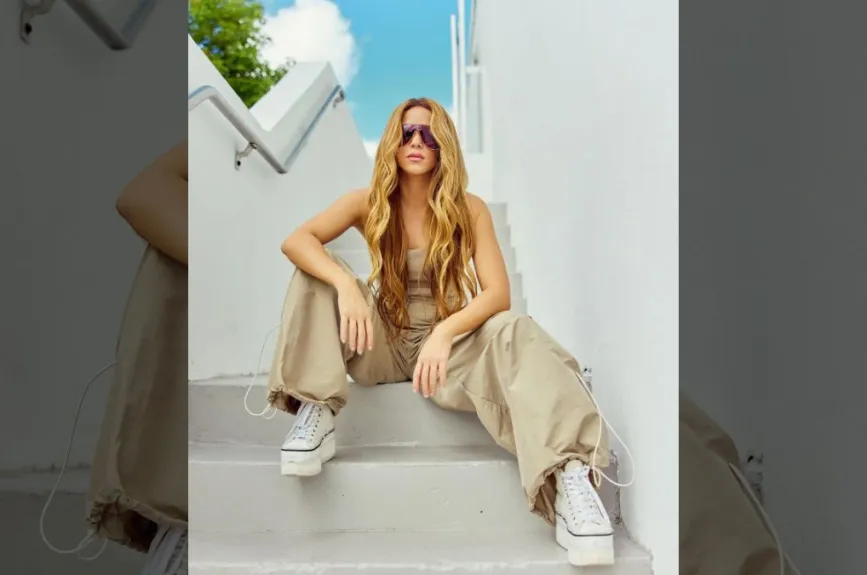 Shakira sentada.jpg