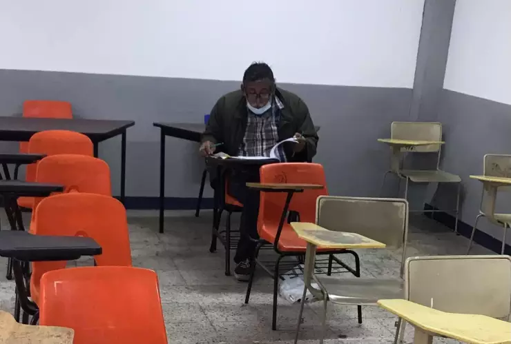 El abuelito presentó muy ilusionado su examen de admisión a la Facultad de Derecho de la UAGro.