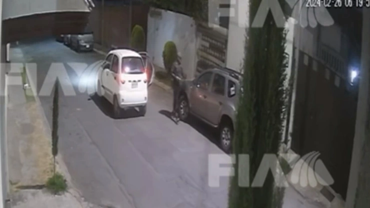 Captan robo de una camioneta en la colonia Valle del Sol, Puebla; se la quitaron a su dueña