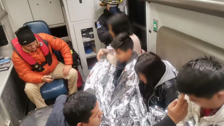 Rescatan a madre migrante y sus 4 hijos con hipotermia en el Río Bravo