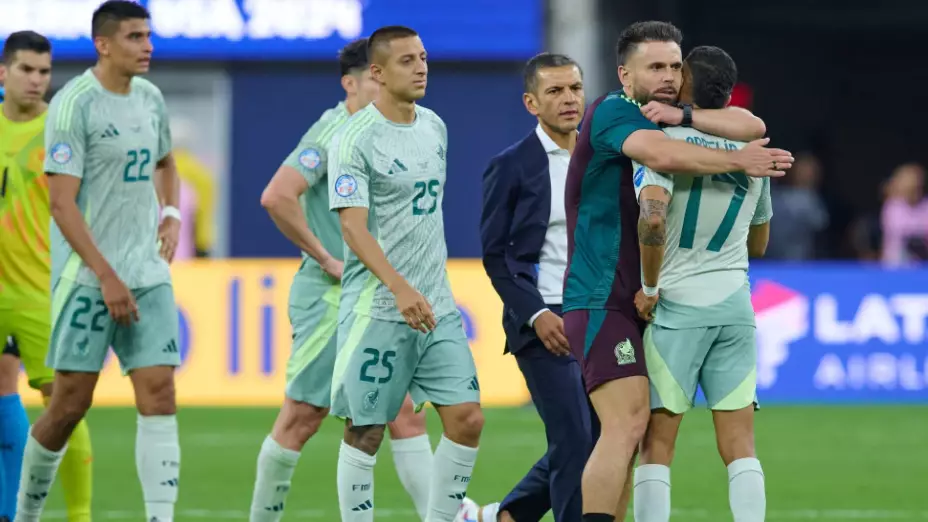 Consuelan a Orbelín Pineda tras fallar el penal con México
