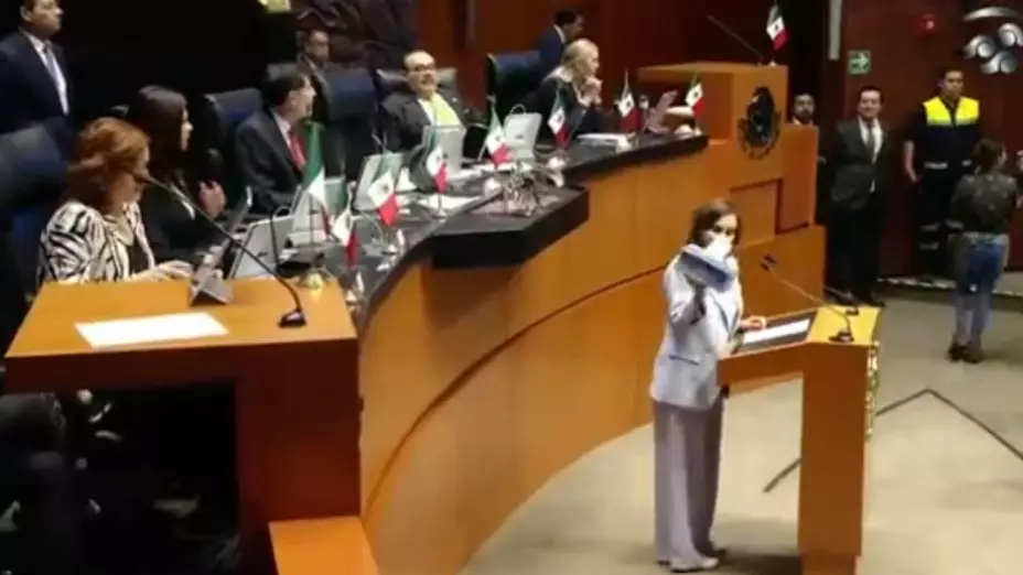 VIDEO El momento exacto en que Lilly Téllez le regala pañuelos a Fernández Noroña