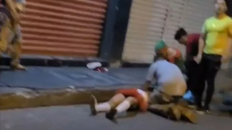 Momento en que un automovilista atropella caravana navideña en Los Reyes, Michoacán (VIDEO)