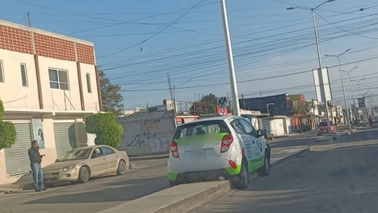 Auto quedó atrapado en camellón tras choque en la colonia Constitución Mexicana, Puebla hoy: Cierre vial
