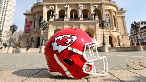 Casco de los Chiefs de Kansas City en Alemania durante la temporada 2023.