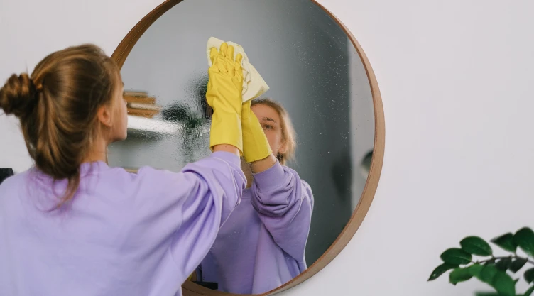 3 espejos que NUNCA debes tener frente a tu cama y cómo curar su energía