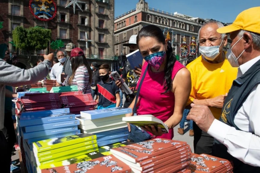 Regalan libros en el Zócalo