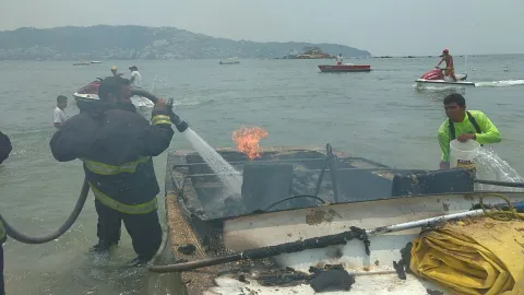 Incendio lancha acapulco