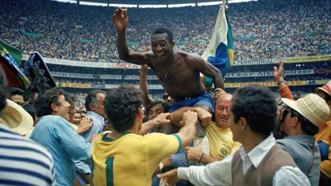 Pel&eacute; se consagr&oacute; en el Azteca.