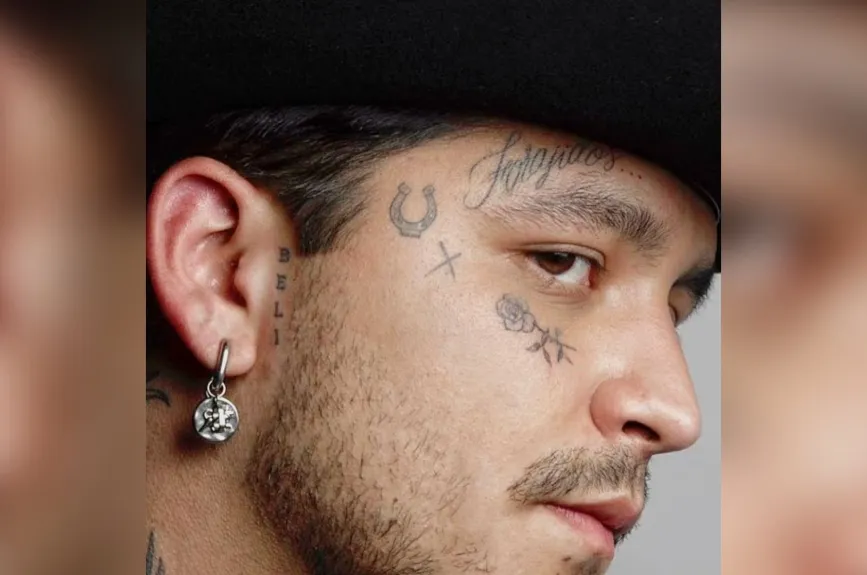 Tatuador revela secretos de los ojos de Belinda en el pecho de Nodal.