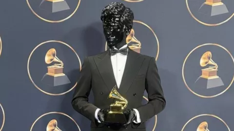 Hombre con máscara metálica acapara miradas al ganar un Grammy 2026