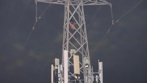 Hombre amenaza con lanzarse de torre de luz en Yucatán