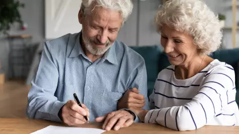 una pareja de jubilados realizan trámites felices