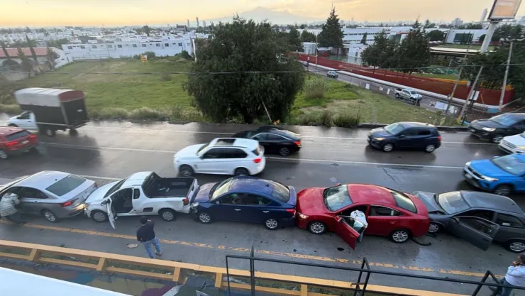 VIDEO: Carambola colapsó en Periférico Ecológico de Puebla tras lluvias hoy; 5 vehículos involucrados