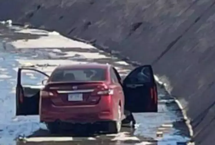 Conductora cae al canal vialidad Los Nogales