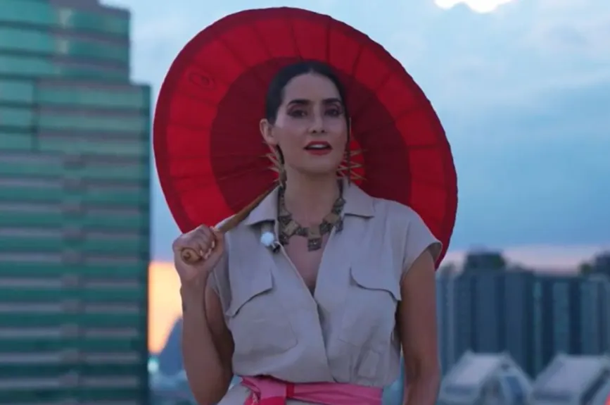 Paola Núñez ha demostrado que la moda es una forma de expresión que puede elevar cualquier experiencia. Su habilidad para combinar comodidad y estilo ha sido inspiradora.