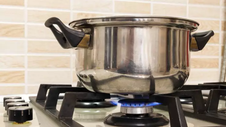 Mujer mata a su marido por quemar a su bebé con agua hirviendo