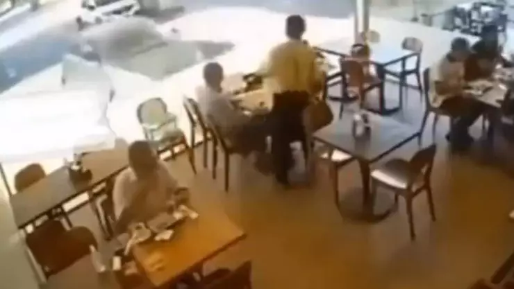 VIDEO Descubre a su esposo con la amante y los atropella