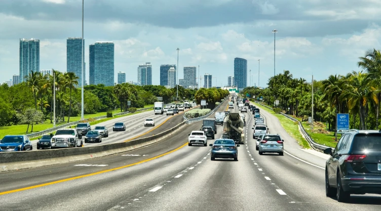 Autos recorren carretera de Miami