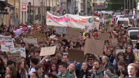 Miles protestan contra el cambio climático en Alemania.