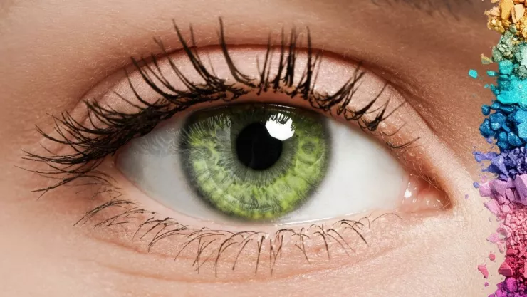 La IA destaca los 3 colores de maquillaje si tienes ojos verdes que resaltan el brillo natural de tu iris.jpg