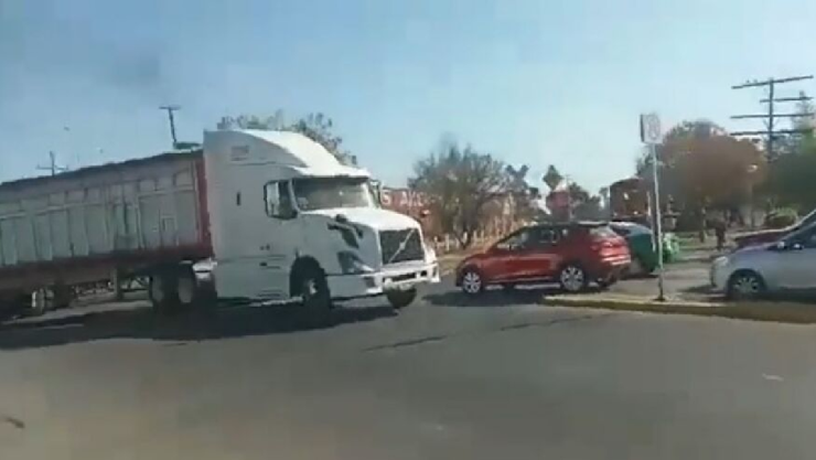 Tren embiste a tráiler que intentaba ganarle el paso, captan el impacto