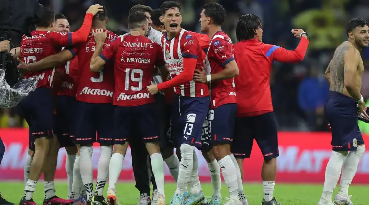 Jugadores de Chivas celebran el pase a la final en el Estadio Azteca