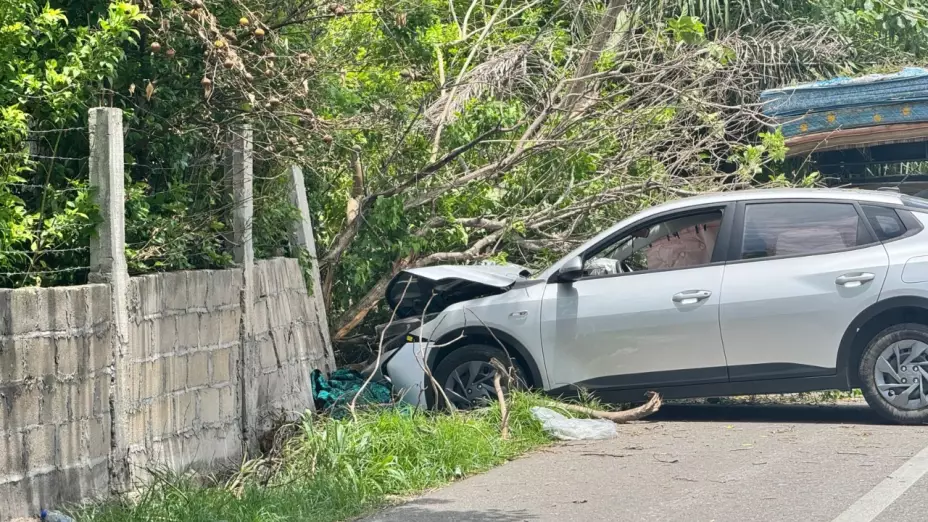 Automóvil estrellado en una barda al lado de la carretera Villahermosa-Frontera en Tabasco, dos niños murieron arrollados