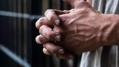 Hombre abusó de su HIJA adolescente en Kanasín, recibe 52 años de cárcel; caso genera conmoción